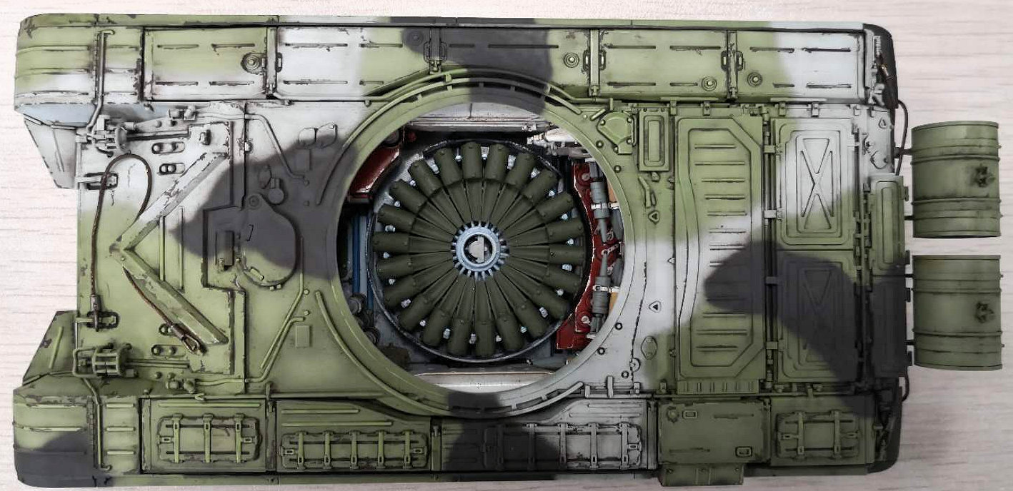 AH35A038 Советский танк Т-72М1 с полным интерьером Amusing Hobby